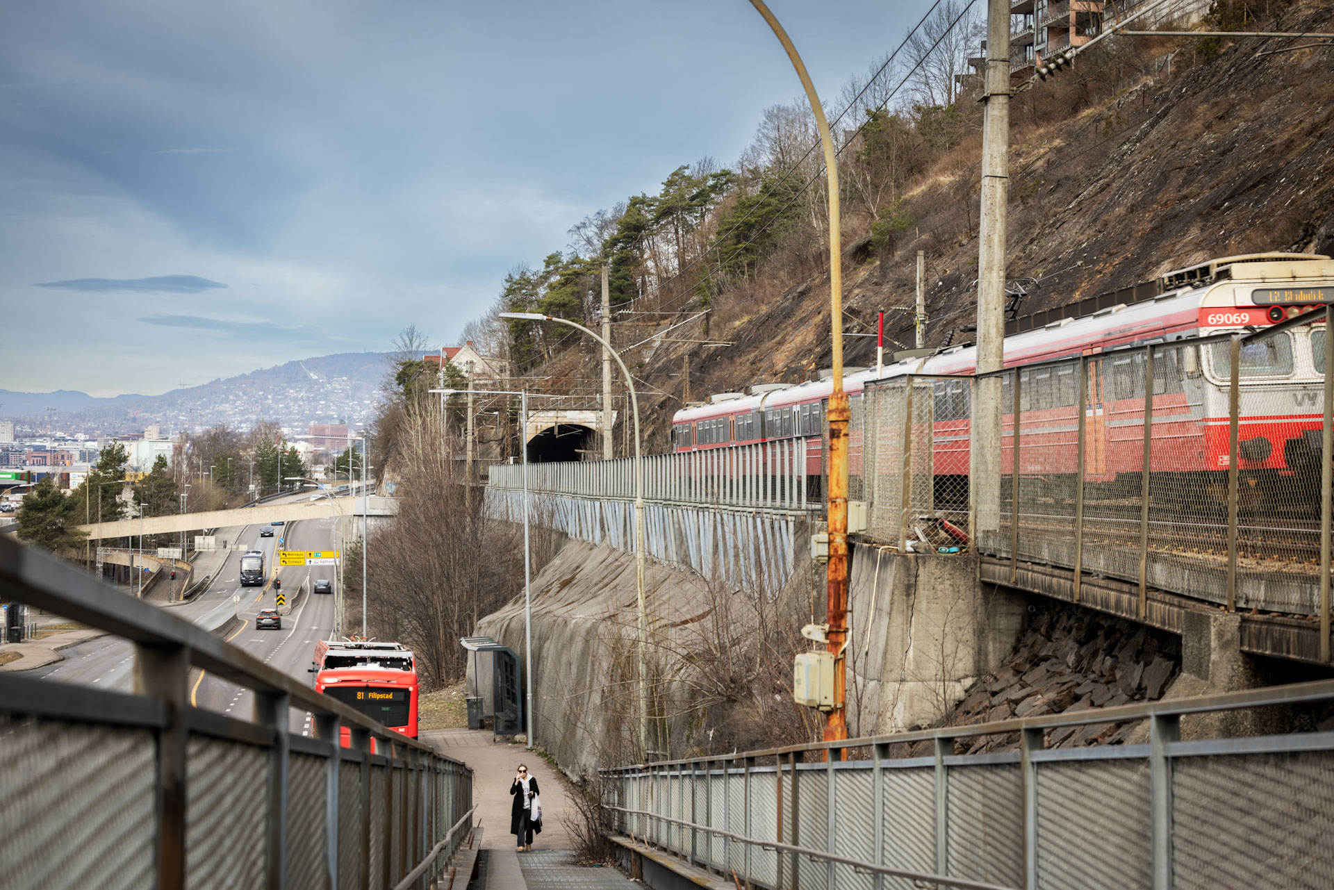 Tog, buss og vei i en by.